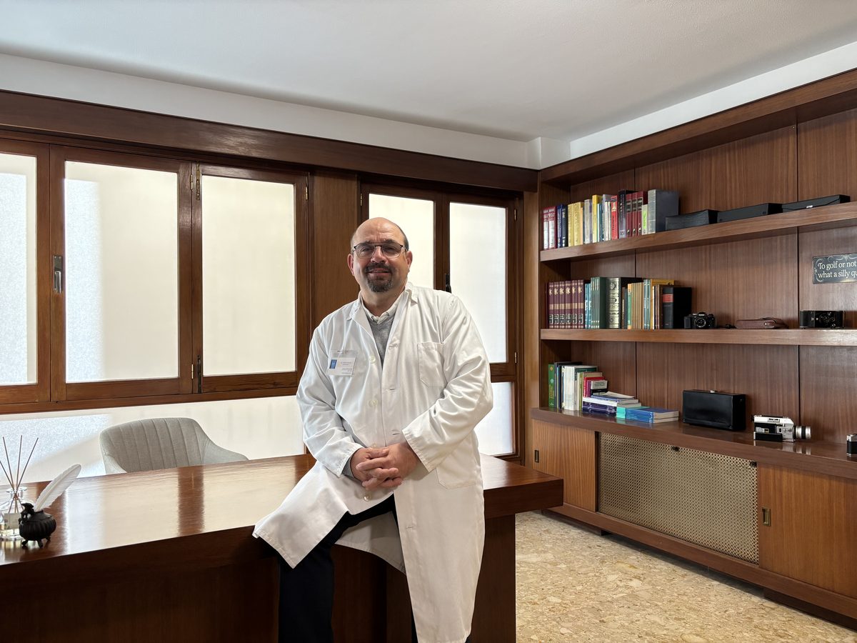 Dr. Raúl Frechoso en su consulta