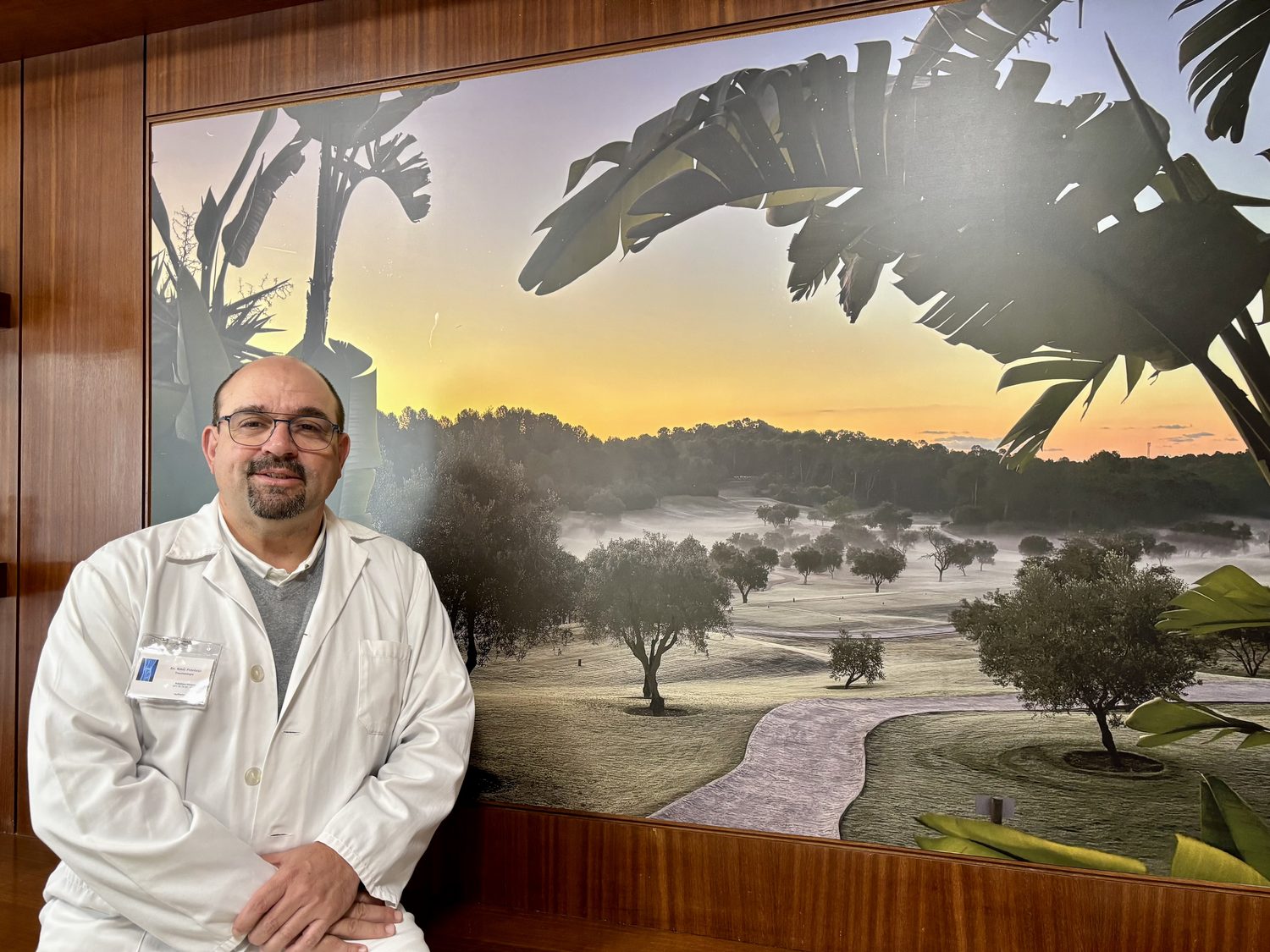 Dr. Raúl Frechoso en su consulta